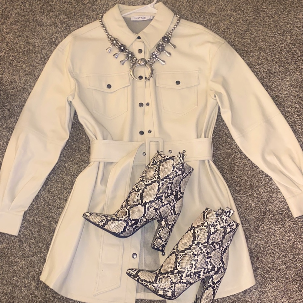 White, Faux leather, belted mini dress women’s size small. Perfect for rodeo